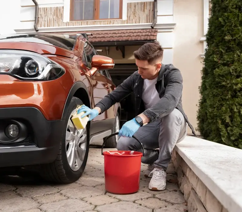 Lavage auto à domicile Les Hayes : professionnel intervenant sur un véhicule